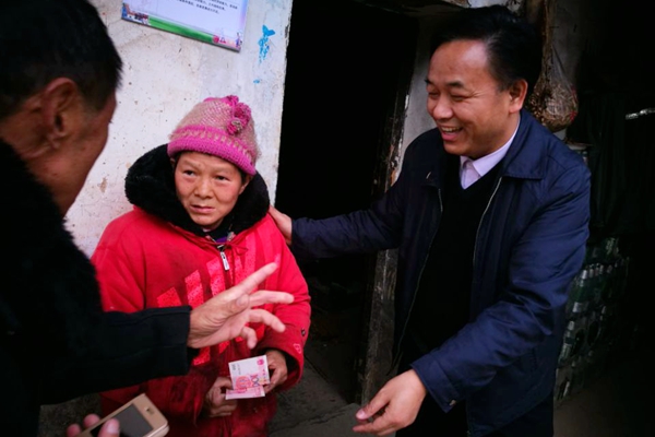 漢江師范學院校領導精準扶貧與鄉親同吃同樂同勞動