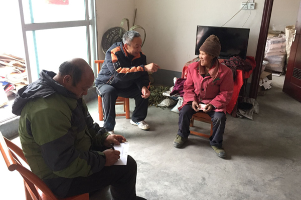 漢江師范學院校領導精準扶貧與鄉親同吃同樂同勞動