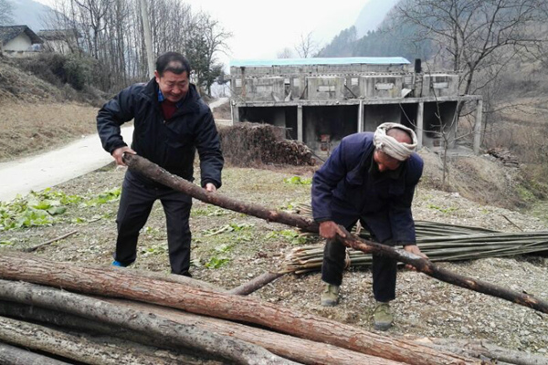 漢江師范學院校領導精準扶貧與鄉親同吃同樂同勞動