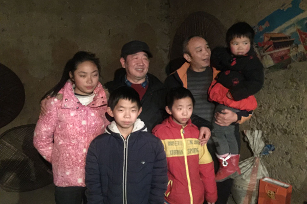 漢江師范學院校領導精準扶貧與鄉親同吃同樂同勞動