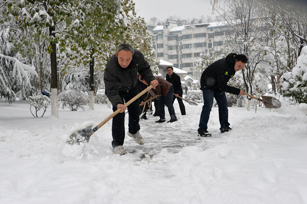 漢江師范學院數千名師生志愿者除校園積雪添靚麗風景
