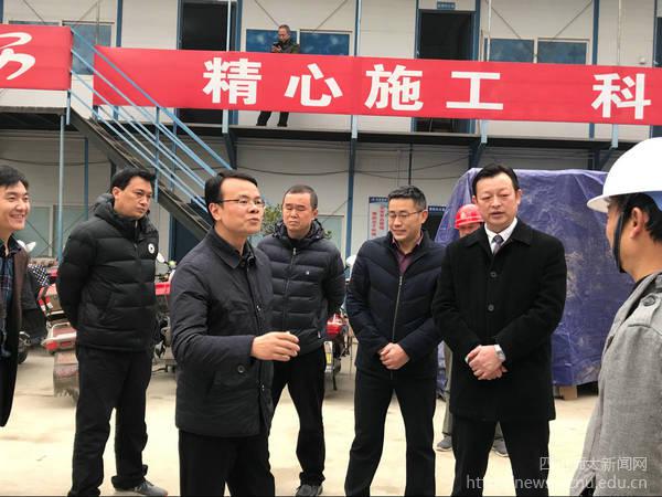 江區(qū)政府副區(qū)長朱波(左三)一行在學校獅子山校區(qū)培訓樓施工工地檢查指導安全生產工作