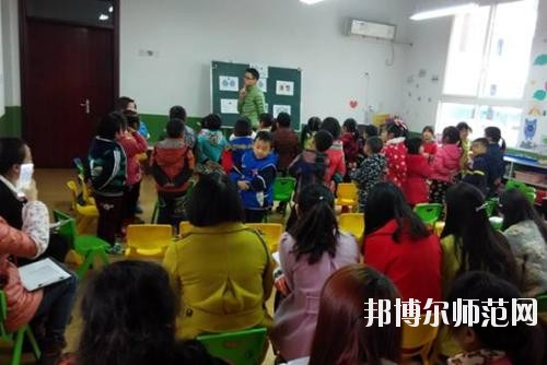 成都2020年男生讀什么幼師學校好