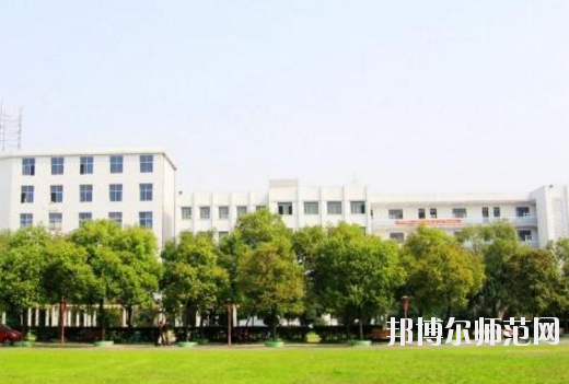 對于幼師學(xué)校的選擇，男生和女生是一樣的。現(xiàn)在大部分學(xué)校的幼師專業(yè)在進(jìn)行招生的時(shí)候，其實(shí)男生和女生的招生計(jì)劃是統(tǒng)一的，學(xué)校對學(xué)生的性別并沒有要求。所以，小伙伴們選擇幼師學(xué)校的重點(diǎn)不應(yīng)該是這所學(xué)校適合男生還是適合女生，而是這所學(xué)校本身的辦學(xué)條件好不好，以及學(xué)校的優(yōu)勢以及劣勢有哪些等等。接下來，對南昌理工職業(yè)中等專業(yè)學(xué)校感興趣的小伙伴們可以一起來看一看這所學(xué)校的具體情況。  南昌理工職業(yè)中等專業(yè)學(xué)校辦學(xué)理念 學(xué)校以“辦學(xué)校，不開學(xué)店，造福炎黃子孫!”為宗旨，遵循黨的教育方針，倡導(dǎo)“誠實(shí)、博愛、勤奮、自強(qiáng)”的校訓(xùn)，按照“理論夠用，注重實(shí)踐”的原則，為社會(huì)經(jīng)濟(jì)建設(shè)培養(yǎng)“一專多能”的應(yīng)用型人才。畢業(yè)生深受用人單位的歡迎。 例如推薦在“啟悅電子廠”工作的同學(xué)進(jìn)廠第九天，就對8086高壓擊穿儀進(jìn)行技術(shù)改造，降低了勞動(dòng)強(qiáng)度，提高了生產(chǎn)效率。該廠董事長吳德和先生專程由臺北趕來我校考察，并當(dāng)即簽定了廠校合作協(xié)議。  接著我校又與深圳新飛通、深圳捷迪訊、上海偉創(chuàng)力、上海先進(jìn)半導(dǎo)體、上海華微、杭州矢崎、蘇州生益科技、上海攜程旅行網(wǎng)等20多家公司建立了合作伙伴關(guān)系。可以說：“選擇理工，就業(yè)輕松!” 學(xué)校與南昌航空大學(xué)聯(lián)合辦學(xué)，是南昌航空大學(xué)繼續(xù)教育學(xué)院教學(xué)點(diǎn)，依托南昌航空大學(xué)的人才、圖書、先進(jìn)的教學(xué)設(shè)施，資源共享。學(xué)校有一支政治素質(zhì)高、教學(xué)和管理經(jīng)驗(yàn)豐富的專兼職師資隊(duì)伍，正副教授、高級教師近半，其中不少曾獲得“最佳授課教師”的稱號。  南昌理工職業(yè)中等專業(yè)學(xué)校教學(xué)設(shè)置 學(xué)校除精湛的理論教學(xué)外，還設(shè)有圖書閱覽室、計(jì)算機(jī)中心、語音室和電工、電子、機(jī)電、機(jī)械加工、數(shù)控、酒店管理等實(shí)驗(yàn)室能安排學(xué)生進(jìn)行多種實(shí)驗(yàn)，“邊講邊練，講練結(jié)合”，確保學(xué)生動(dòng)手能力的培養(yǎng)。 學(xué)校采取多層次、開放性辦學(xué)和封閉式管理。不僅注重教育質(zhì)量，更注重道德品質(zhì)和綜合素質(zhì)教育。教育管理嚴(yán)格，始終把學(xué)校的安全工作放在首位，在2005-2010職業(yè)高校年檢中，得到市教育局有關(guān)領(lǐng)導(dǎo)的表揚(yáng)，連續(xù)被評為職業(yè)教育辦學(xué)先進(jìn)單位。  南昌理工職業(yè)中等專業(yè)學(xué)校報(bào)名手續(xù) 即日起可到校招生辦或當(dāng)?shù)匚倚Ｕ猩c(diǎn)報(bào)名，或來函來電報(bào)名、網(wǎng)上報(bào)名。  本地區(qū)的應(yīng)屆初中畢業(yè)生可在就讀中學(xué)填中考志愿報(bào)名。  報(bào)到時(shí)帶好戶口本，五張一寸免冠照片和初高中畢業(yè)證書。  小編總結(jié) 南昌理工職業(yè)中等專業(yè)學(xué)校是一所按照“理論夠用，注重實(shí)踐”的原則，為社會(huì)經(jīng)濟(jì)建設(shè)培養(yǎng)“一專多能”的應(yīng)用型人才的中專學(xué)校，學(xué)校開設(shè)有幼師類的專業(yè)，對幼師行業(yè)感興趣的初中畢業(yè)生可以多加關(guān)注這所學(xué)校。接下來小伙伴們可以去到學(xué)校官網(wǎng)對學(xué)校做進(jìn)一步的了解。當(dāng)然，在南昌還有開設(shè)有幼師類專業(yè)的其他學(xué)校，大家也可以看看其他的學(xué)校怎么樣，做一個(gè)比較，然后選擇出最適合自己的一所。